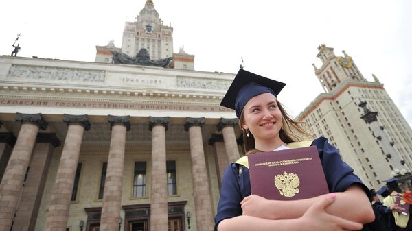 Выпускница университета после церемонии вручения дипломов с отличием у Главного здания МГУ имени М.В.Ломоносова Выпускница университета после церемонии вручения дипломов с отличием у Главного здания МГУ имени М.В.Ломоносова