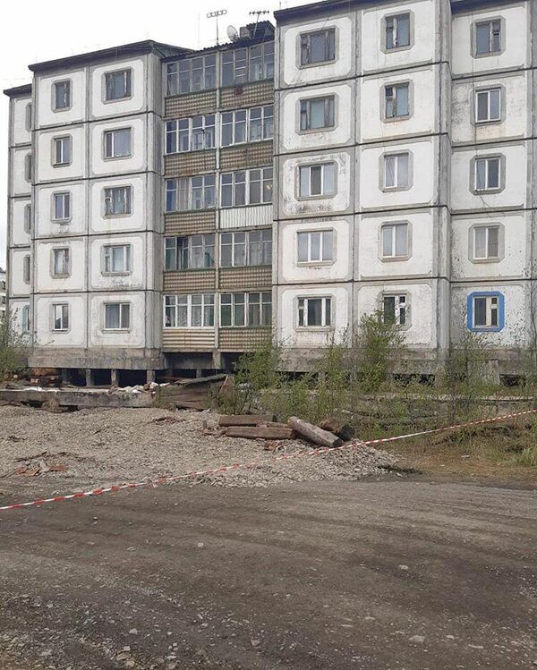 В посёлке Холодный Магаданской обласьти объявили ЧС из-за разрушающихся свайных опор одного из домов В посёлке Холодный Магаданской обласьти объявили ЧС из-за разрушающихся свайных опор одного из домов