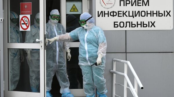 Медики на крыльце красной зоны Медики на крыльце красной зоны