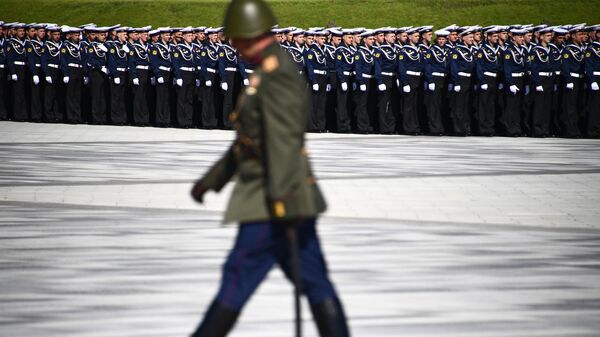 Военнослужащие перед церемонией освящения главного храма Вооруженных сил РФ в парке Патриот в Московской области Военнослужащие перед церемонией освящения главного храма Вооруженных сил РФ в парке Патриот в Московской области
