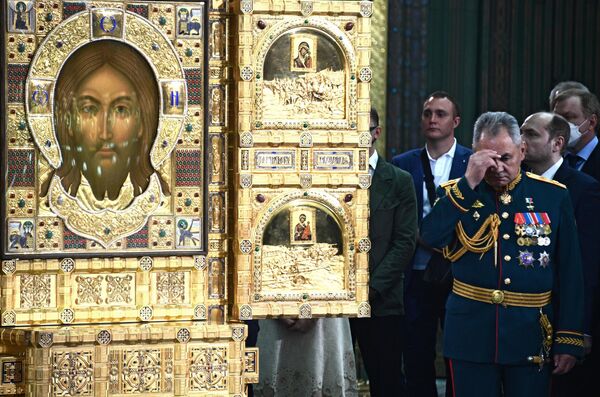 Министр обороны РФ Сергей Шойгу во время церемонии освящения главного храма Вооруженных сил РФ в парке Патриот в Московской области Министр обороны РФ Сергей Шойгу во время церемонии освящения главного храма Вооруженных сил РФ в парке Патриот в Московской области