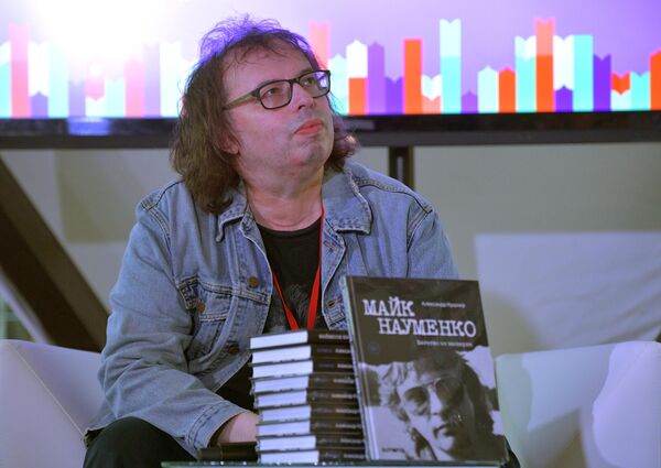 Журналист, писатель, продюсер, ведущий Александр Кушнир во время презентации книги Майк Науменко. Бегство из зоопарка на ежегодном российском книжном фестивале на Красной площади. Книжный фестиваль Красная площадь 2020 приурочен к Дню русского языка и дню рождения Александра Сергеевича Пушкина Журналист, писатель, продюсер, ведущий Александр Кушнир во время презентации книги Майк Науменко. Бегство из зоопарка на ежегодном российском книжном фестивале на Красной площади. Книжный фестиваль Красная площадь 2020 приурочен к Дню русского языка и дню рождения Александра Сергеевича Пушкина