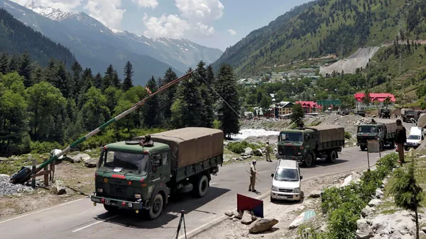 Индийские военные грузовики движутся в направлении Ладакха Индийские военные грузовики движутся в направлении Ладакха