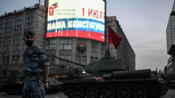 Танки Т-34-85 во время прохода по Тверской улице перед началом ночной репетиции парада в честь 75-летия Победы Танки Т-34-85 во время прохода по Тверской улице перед началом ночной репетиции парада в честь 75-летия Победы