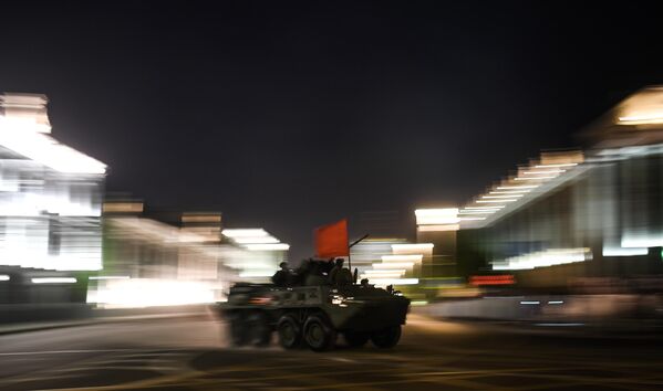 Военная техника на Моховой улице во время ночной репетиции парада в честь 75-летия Победы в Великой Отечественной войне в Москве Военная техника на Моховой улице во время ночной репетиции парада в честь 75-летия Победы в Великой Отечественной войне в Москве