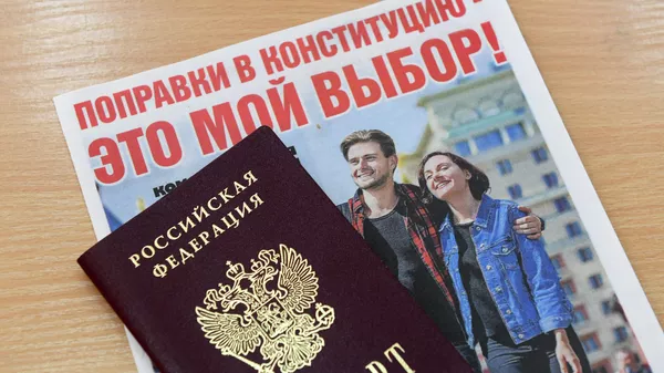 Паспорт и брошюра в пункте приема заявлений о голосовании