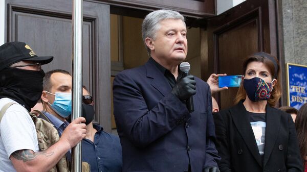 Экс-президент Украины, депутат Верховной рады Украины Петр Порошенко выступает у здания Печорского районного суда на акции своих сторонников в Киеве Экс-президент Украины, депутат Верховной рады Украины Петр Порошенко выступает у здания Печорского районного суда на акции своих сторонников в Киеве