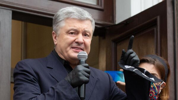 Экс-президент Украины, депутат Верховной рады Украины Петр Порошенко выступает у здания Печорского районного суда на акции своих сторонников в Киеве Экс-президент Украины, депутат Верховной рады Украины Петр Порошенко выступает у здания Печорского районного суда на акции своих сторонников в Киеве
