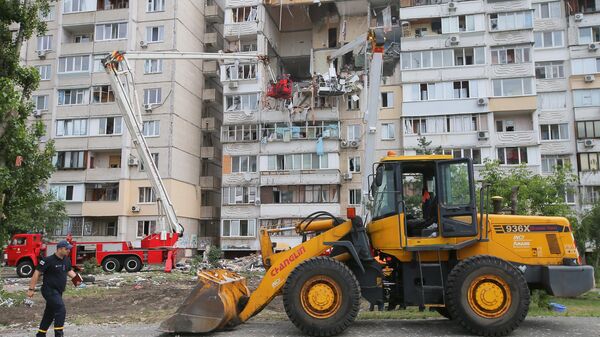 Сотрудники спасательной службы на месте взрыва бытового газа в жилом девятиэтажном доме в Киеве Сотрудники спасательной службы на месте взрыва бытового газа в жилом девятиэтажном доме в Киеве