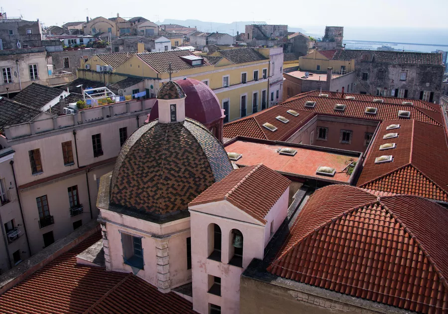 Вид на крыши домов города Кальяри, Сардиния