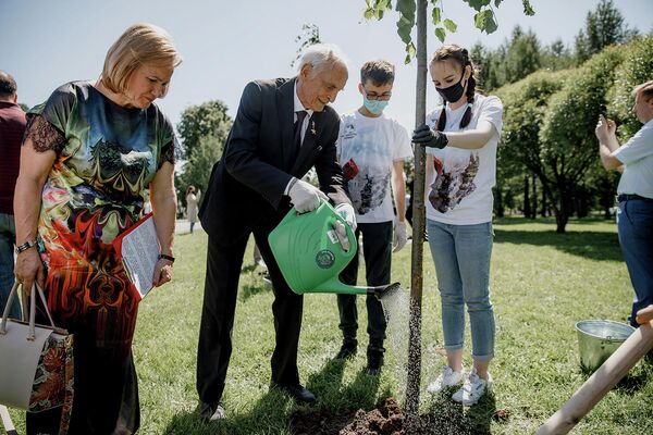 Народный артист СССР Василий Лановой на акции Сад памяти Народный артист СССР Василий Лановой на акции Сад памяти