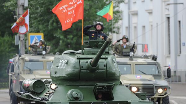 Танк Т-34-85 во время парада в честь 75-летия Победы в Великой Отечественной войне в Чите Танк Т-34-85 во время парада в честь 75-летия Победы в Великой Отечественной войне в Чите