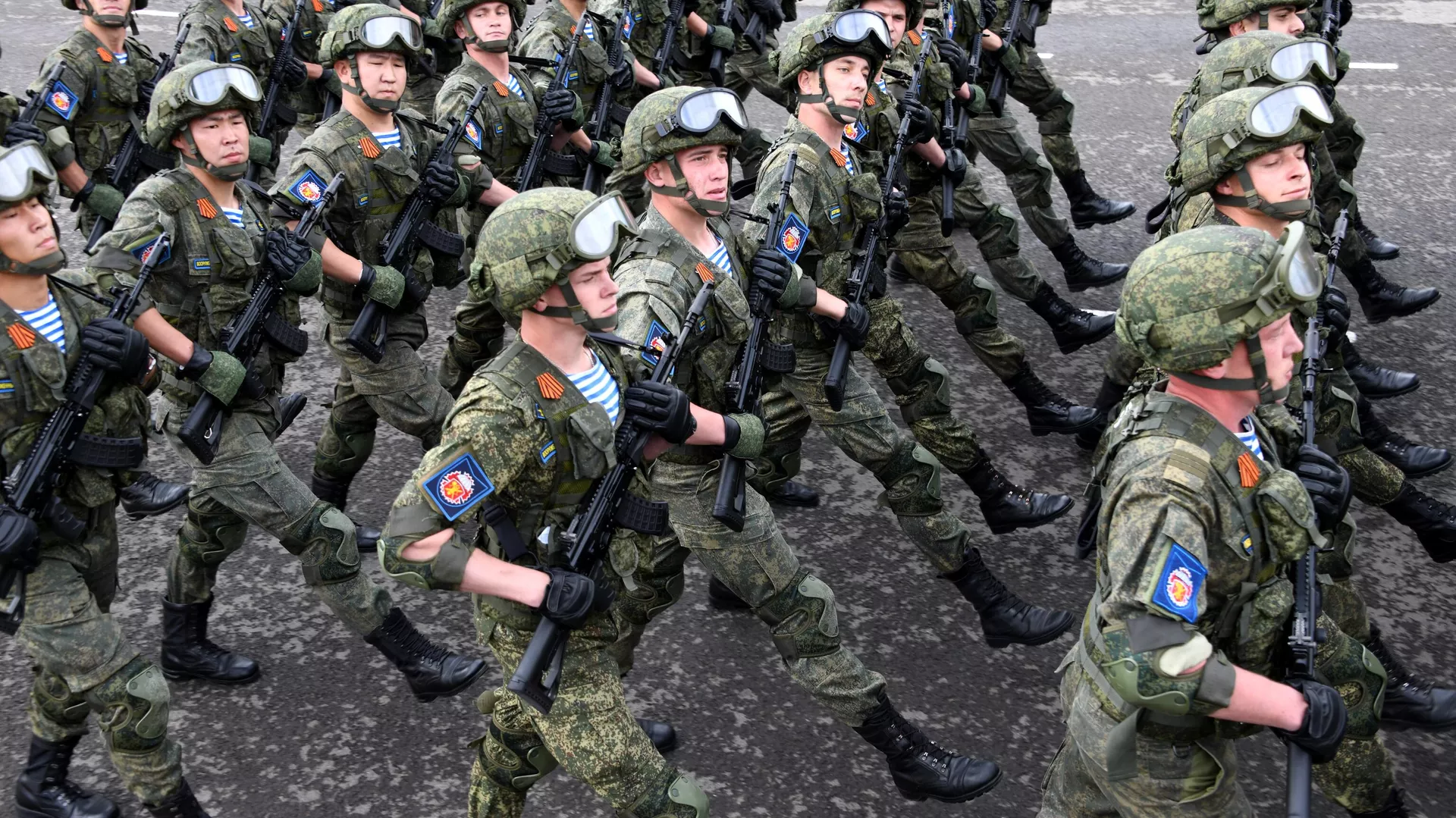 Военнослужащие парадных расчетов на военном параде в ознаменование 75-летия Победы в Великой Отечественной войне 1941-1945 годов Военнослужащие парадных расчетов на военном параде в ознаменование 75-летия Победы в Великой Отечественной войне 1941-1945 годов - РИА Новости, 1920, 07.11.2020
