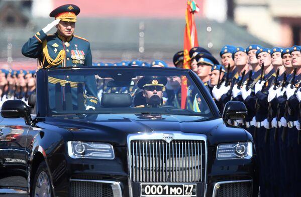Министр обороны РФ Сергей Шойгу во время военного парада в ознаменование 75-летия Победы в Великой Отечественной войне 1941-1945 годов на Красной площади в Москве Министр обороны РФ Сергей Шойгу во время военного парада в ознаменование 75-летия Победы в Великой Отечественной войне 1941-1945 годов на Красной площади в Москве