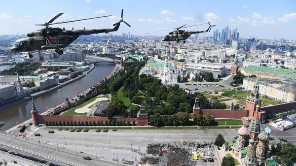 Многоцелевые вертолеты Ми-8 во время воздушной части военного парада в ознаменование 75-летия Победы в Великой Отечественной войне 1941-1945 годов в Москве