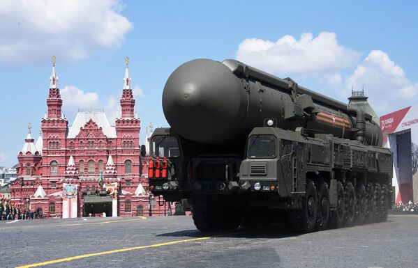 Автономная пусковая установка ПГРК Ярс во время военного парада в ознаменование 75-летия Победы в Великой Отечественной войне 1941-1945 годов на Красной площади в Москве Автономная пусковая установка ПГРК Ярс во время военного парада в ознаменование 75-летия Победы в Великой Отечественной войне 1941-1945 годов на Красной площади в Москве
