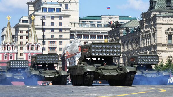 Тяжёлая огнемётная система (ТОС) залпового огня ТОС-1А Солнцепек во время военного парада в ознаменование 75-летия Победы в Великой Отечественной войне 1941-1945 годов на Красной площади в Москве Тяжёлая огнемётная система (ТОС) залпового огня ТОС-1А Солнцепек во время военного парада в ознаменование 75-летия Победы в Великой Отечественной войне 1941-1945 годов на Красной площади в Москве