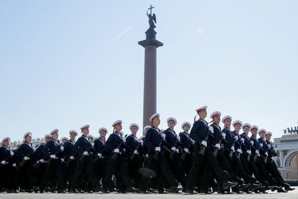 Военнослужащие парадных расчетов на военном параде в ознаменование 75-летия Победы в Великой Отечественной войне 1941-1945 годов на Дворцовой площади в Санкт-Петербурге Военнослужащие парадных расчетов на военном параде в ознаменование 75-летия Победы в Великой Отечественной войне 1941-1945 годов на Дворцовой площади в Санкт-Петербурге