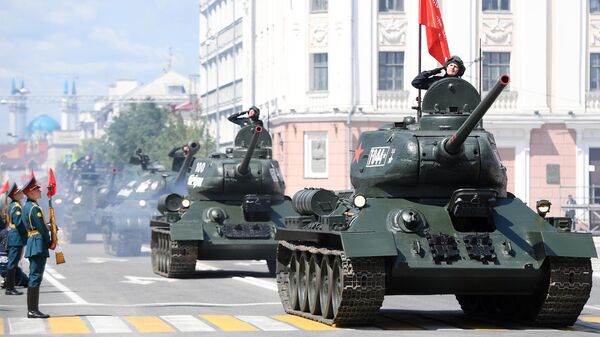 Танки Т-44 на военном параде в ознаменование 75-летия Победы в Великой Отечественной войне 1941-1945 годов на площади Свободы в Казани Танки Т-44 на военном параде в ознаменование 75-летия Победы в Великой Отечественной войне 1941-1945 годов на площади Свободы в Казани
