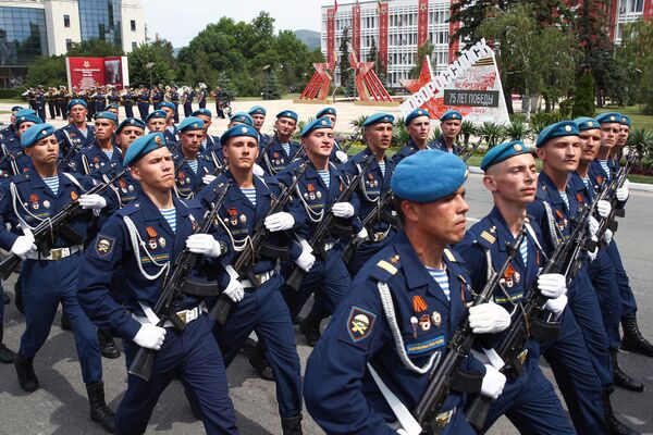Военнослужащие парадных расчетов на военном параде в ознаменование 75-летия Победы в Великой Отечественной войне 1941-1945 годов в Новороссийске Военнослужащие парадных расчетов на военном параде в ознаменование 75-летия Победы в Великой Отечественной войне 1941-1945 годов в Новороссийске