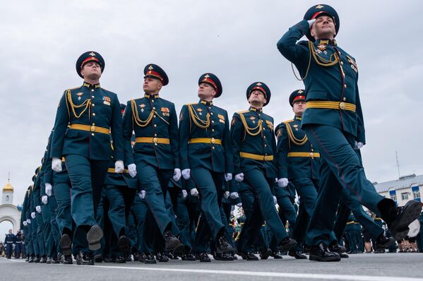 Военнослужащие парадных расчетов на военном параде в ознаменование 75-летия Победы в Великой Отечественной войне 1941-1945 годов в Южно-Сахалинске Военнослужащие парадных расчетов на военном параде в ознаменование 75-летия Победы в Великой Отечественной войне 1941-1945 годов в Южно-Сахалинске