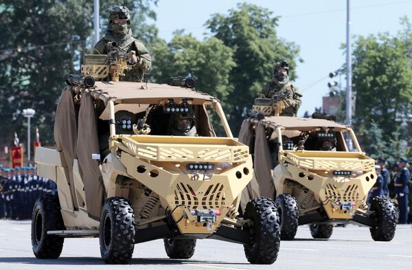 Тактические авто-вездеходы (багги) Сил специальных операций на военном параде в ознаменование 75-летия Победы в Великой Отечественной войне 1941-1945 годов на площади имени Ленина в Туле Тактические авто-вездеходы (багги) Сил специальных операций на военном параде в ознаменование 75-летия Победы в Великой Отечественной войне 1941-1945 годов на площади имени Ленина в Туле
