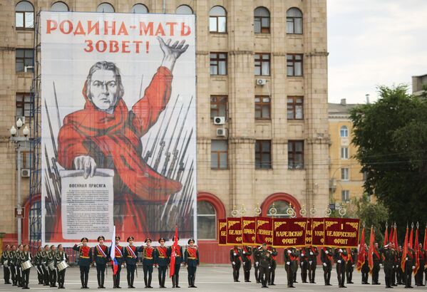 Военнослужащие парадных расчетов на военном параде в ознаменование 75-летия Победы в Великой Отечественной войне 1941-1945 годов в Волгограде Военнослужащие парадных расчетов на военном параде в ознаменование 75-летия Победы в Великой Отечественной войне 1941-1945 годов в Волгограде