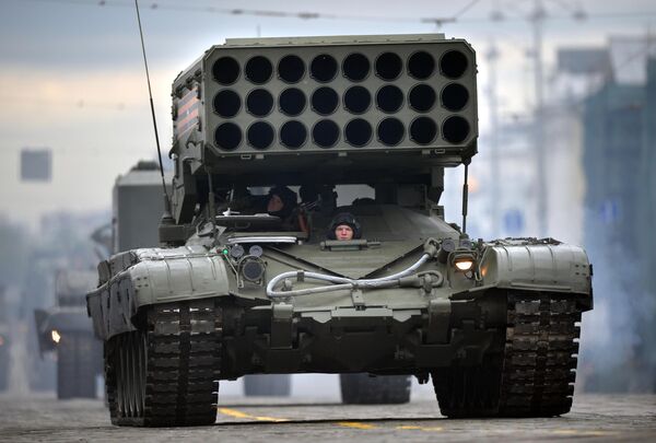 Тяжёлая огнемётная система залпового огня Буратино (ТОС -1А) на базе танка Т-72 во время военного парада в ознаменование 75-летия Победы в Великой Отечественной войне 1941-1945 годов Тяжёлая огнемётная система залпового огня Буратино (ТОС -1А) на базе танка Т-72 во время военного парада в ознаменование 75-летия Победы в Великой Отечественной войне 1941-1945 годов