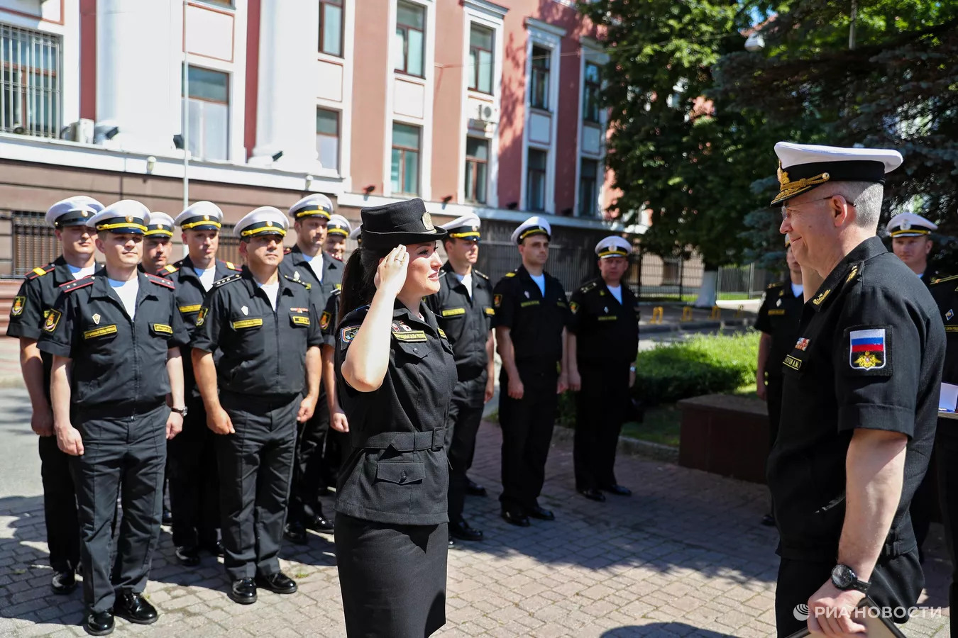 Девушка потеряла туфлю на параде в калининграде фото