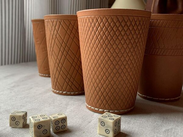 Игральные кости и кожаные стаканы для них Игральные кости и кожаные стаканы для них