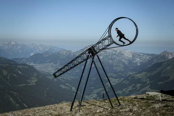 Акробат Рамон Катринер исполняет серию трюков на колесе смерти, установленном над пропастью в швейцарских Альпах 