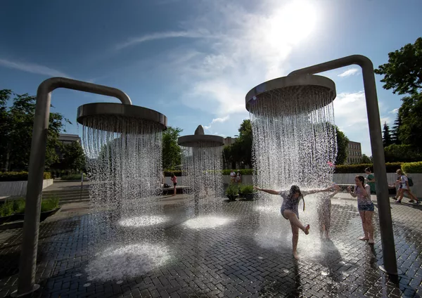Дети купаются в фонтане в Вильнюсе, Литва
