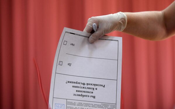 Голосование по вопросу принятия поправок в Конституцию РФ на избирательном участке в Москве Голосование по вопросу принятия поправок в Конституцию РФ на избирательном участке в Москве