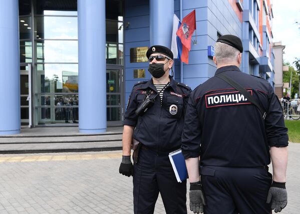 Сотрудники полиции возле здания Мещанского суда в Москве, где будет оглашен приговор по делу Седьмой студии Сотрудники полиции возле здания Мещанского суда в Москве, где будет оглашен приговор по делу Седьмой студии