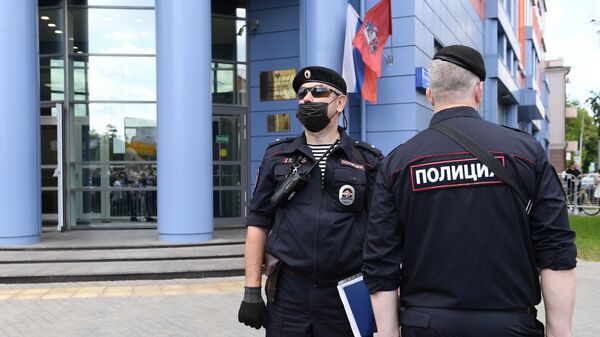 Сотрудники полиции возле здания Мещанского суда в Москве, где будет оглашен приговор по делу Седьмой студии Сотрудники полиции возле здания Мещанского суда в Москве, где будет оглашен приговор по делу Седьмой студии
