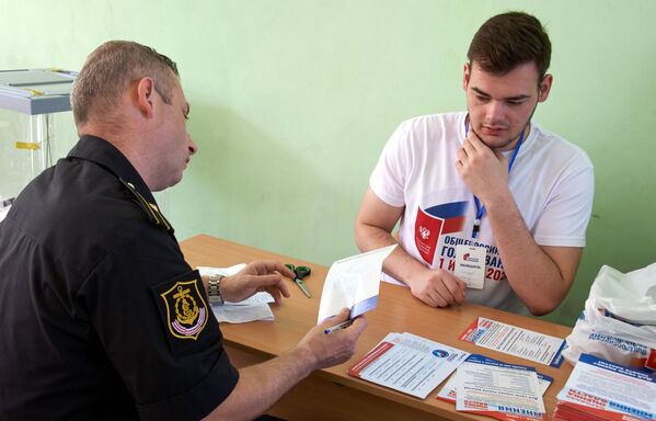 Военнослужащий на избирательном участке в Севастополе, где проходит голосование по вопросу принятия поправок в Конституцию РФ Военнослужащий на избирательном участке в Севастополе, где проходит голосование по вопросу принятия поправок в Конституцию РФ