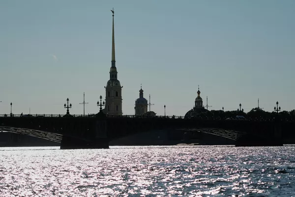 Вид с реки Невы на Петропавловский собор в Санкт-Петербурге