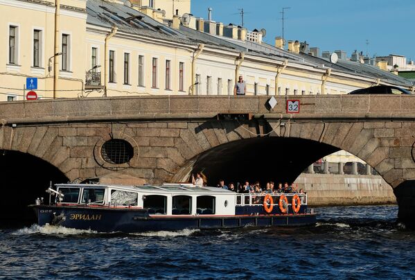Прогулочный катер у Прачечного моста в Санкт-Петербурге Прогулочный катер у Прачечного моста в Санкт-Петербурге