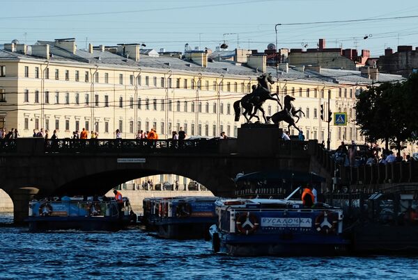 Прогулочные катера у Аничкова моста в Санкт-Петербурге Прогулочные катера у Аничкова моста в Санкт-Петербурге