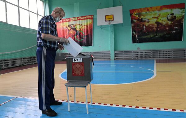 Мужчина принимает участие в голосовании по внесению поправок в Конституцию РФ на избирательном участке №4 в спортзале средней общеобразовательной школы города Дивногорска Красноярского края Мужчина принимает участие в голосовании по внесению поправок в Конституцию РФ на избирательном участке №4 в спортзале средней общеобразовательной школы города Дивногорска Красноярского края