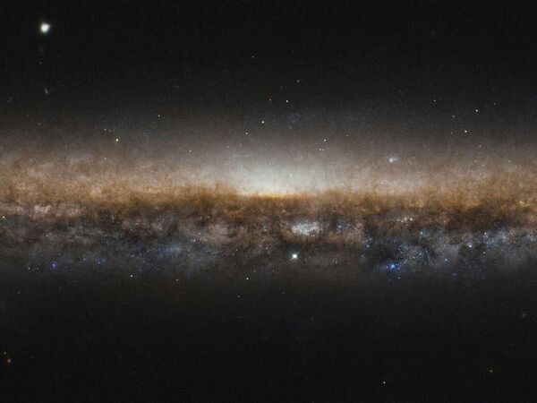 Галактика NGC 5907 снятая космическим телескопом Хаббл Галактика NGC 5907 снятая космическим телескопом Хаббл