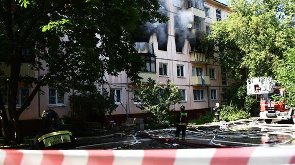 Сотрудники противопожарной службы у жилого дома на северо-востоке Москвы, где произошел хлопок газа Сотрудники противопожарной службы у жилого дома на северо-востоке Москвы, где произошел хлопок газа