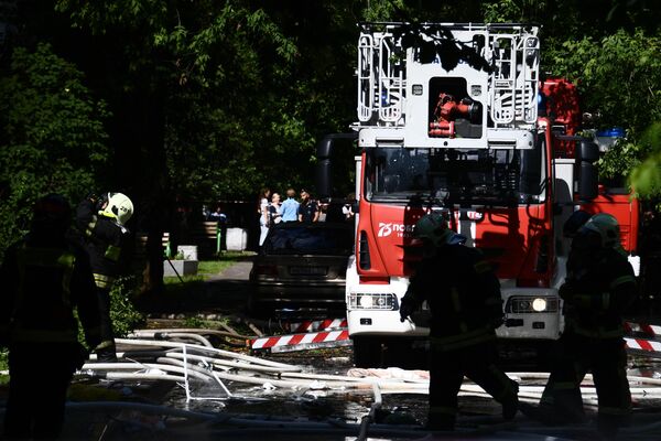 Сотрудники противопожарной службы у жилого дома на северо-востоке Москвы, где произошел хлопок газа Сотрудники противопожарной службы у жилого дома на северо-востоке Москвы, где произошел хлопок газа