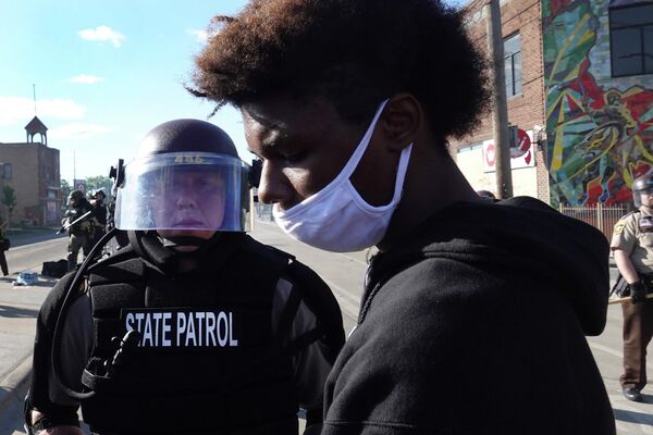 Полиция во время протеста против смерти Джорджа Флойда в Миннеаполисе, штат Миннесота Полиция во время протеста против смерти Джорджа Флойда в Миннеаполисе, штат Миннесота