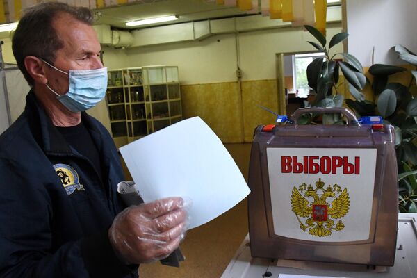 Мужчина голосует по вопросу внесения поправок в Конституцию РФ на избирательном участке во Владивостоке Мужчина голосует по вопросу внесения поправок в Конституцию РФ на избирательном участке во Владивостоке