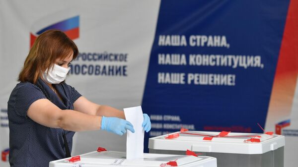 Женщина голосует по вопросу внесения поправок в Конституцию РФ на избирательном участке в Москве Женщина голосует по вопросу внесения поправок в Конституцию РФ на избирательном участке в Москве