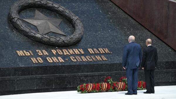 Президент РФ Владимир Путин и президент Белоруссии Александр Лукашенко во время церемонии возложения венка к Ржевскому мемориалу Советскому солдату Президент РФ Владимир Путин и президент Белоруссии Александр Лукашенко во время церемонии возложения венка к Ржевскому мемориалу Советскому солдату