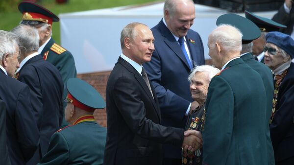 Президент РФ Владимир Путин и президент Белоруссии Александр Лукашенко приветствуют ветеранов на церемонии открытия Ржевского мемориала Президент РФ Владимир Путин и президент Белоруссии Александр Лукашенко приветствуют ветеранов на церемонии открытия Ржевского мемориала