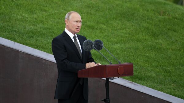 Президент РФ Владимир Путин выступает на церемонии открытия Ржевского мемориала Советскому солдату Президент РФ Владимир Путин выступает на церемонии открытия Ржевского мемориала Советскому солдату