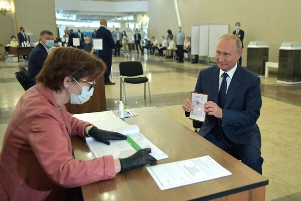 Президент РФ Владимир Путин во время голосования по вопросу одобрения изменений в Конституцию Российской Федерации на избирательном участке на избирательном участке No 2151 в здании РАН Президент РФ Владимир Путин во время голосования по вопросу одобрения изменений в Конституцию Российской Федерации на избирательном участке на избирательном участке No 2151 в здании РАН